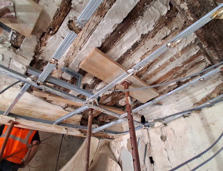Auscultation d'un plancher ancien pour vérifier sa capacité portante
