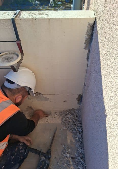 Sondage destructif sur un balcon en béton par le bureau d'études IDSD