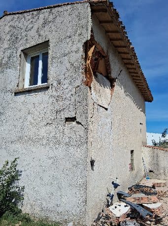 Bâtiment présentant un désordre structurel majeur en façade