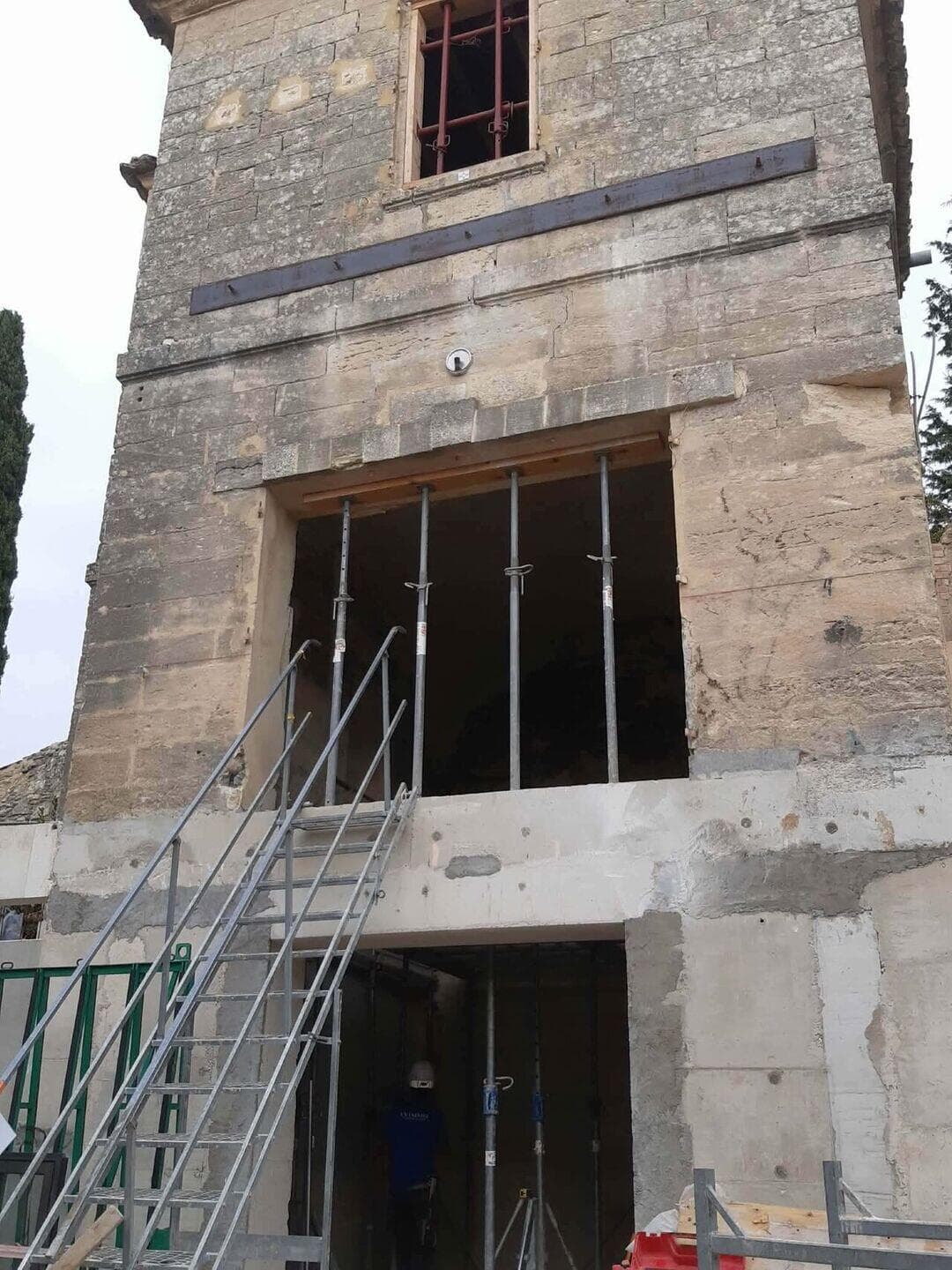 Reprise structurelle d'une maison ancienne en pierre, ouvertures étayées pendant les travaux