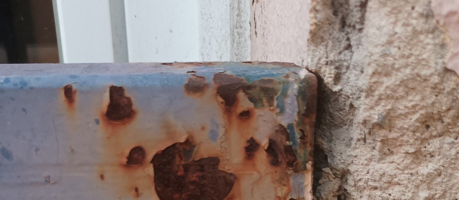 Garde-corps métallique fortement corrodé au droit de son scellement dans la façade