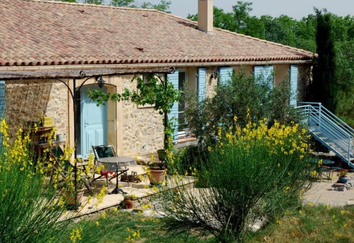 Mas languedocien aux volets bleus, siège social d'IDSD à Pouzols-Minervois