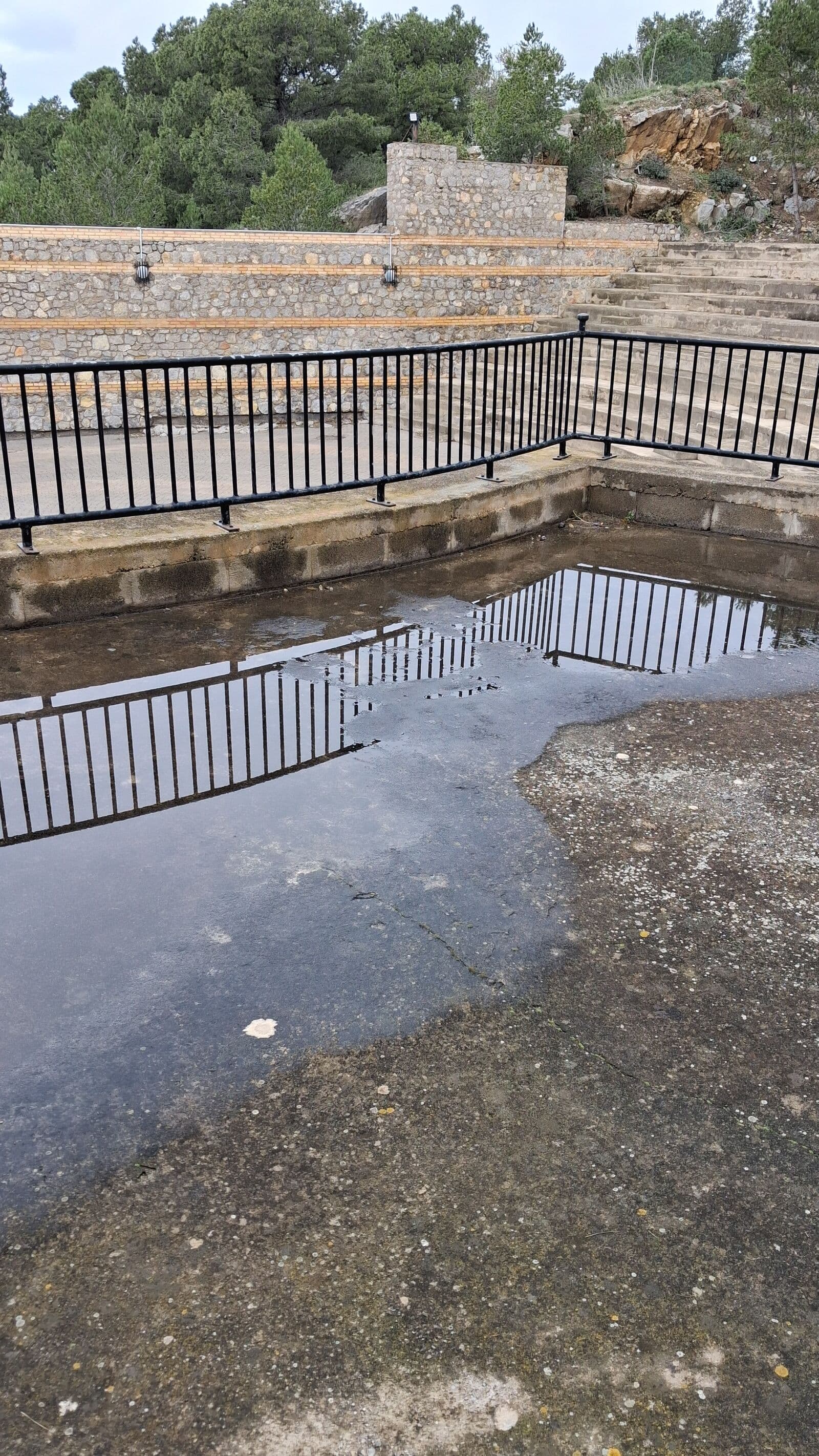 Toiture-terrasse avec une nappe d'eau stagnante en surface, signe d'une évacuation pluviale insuffisante